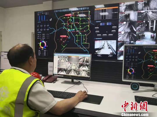 圖為白銀綜合地下管廊總控室工作人員正在進行氧氣、濕度、溫度等監測?！「呖档?攝