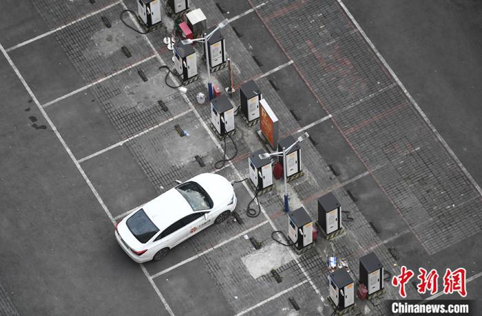 資料圖：重慶大渡口一停車場內，車輛正在充電樁處進行充電。<a target='_blank' href='/'>中新社</a>記者 陳超 攝